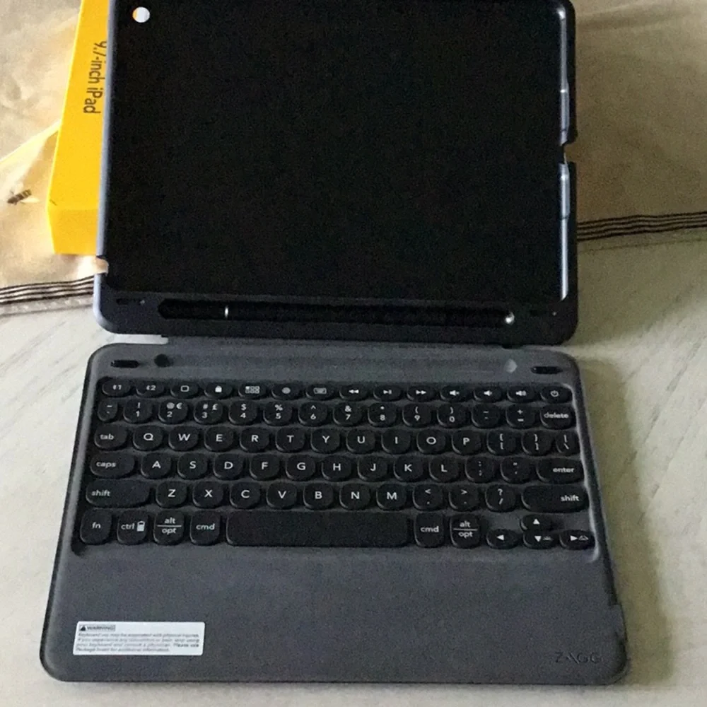 ZAGG Slim Book Go Ultra-Slim keyboard & detachable case